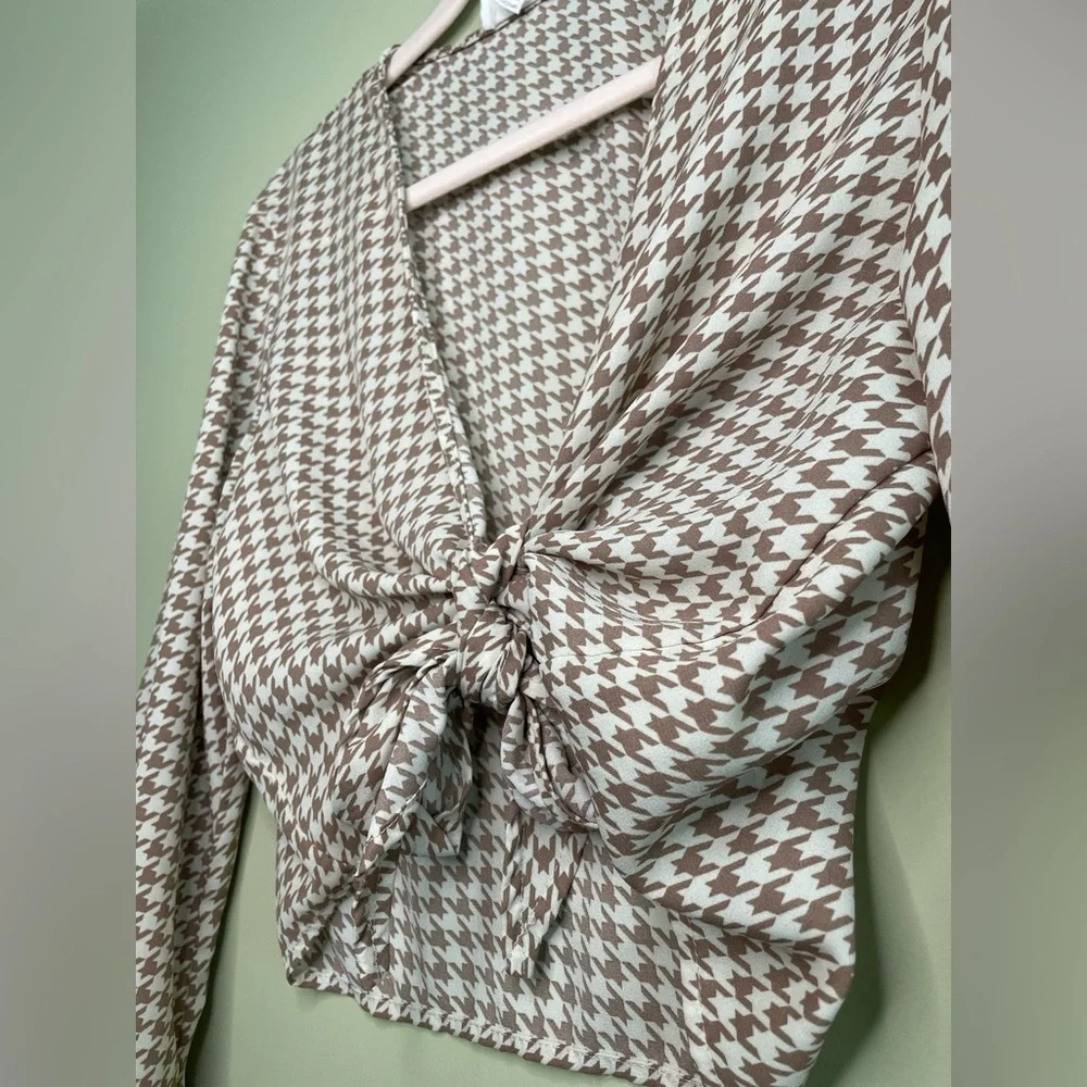 3 for $15 🦋 LIKE NEW Houndstooth Crop Tie Top - Long-sleeve - Picture 1 of 8